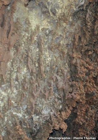 Stalactites de basalte et figures de fluage colorées en jaune et rouge par divers hydroxydes de fer dans un des multiples tunnels de lave (lava tube) du parc national de Timanfaya, Lanzarote, Canaries