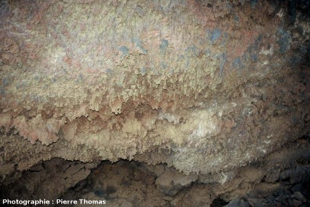 Stalactites de basalte de forme hérissée colorées en jaune et rouge par divers hydroxydes de fer dans un des multiples tunnels de lave (lava tube) du parc national de Timanfaya, Lanzarote, Canaries