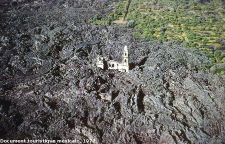 Vue aérienne de la basilique de San Juan Parangaricutiro (Mexique) partiellement ensevelie en 1944 par une coulée de lave du volcan Paricutin