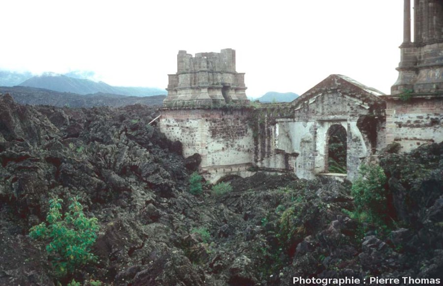 Ruines de la basilique de San Juan Parangaricutiro (Mexique) partiellement  ensevelie en 1944 par une coulée de lave du volcan Paricutin — Planet-Terre