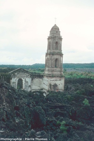 Façade et clocher Nord de la basilique de San Juan Parangaricutiro (Mexique) dépassant de la coulée du Paricutin (état en 1977)