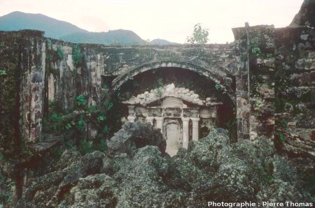 Ce qu'il reste de l'autel et du chevet de la basilique de San Juan Parangaricutiro, Mexique (état 1977)