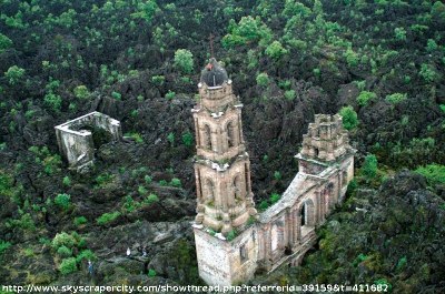 Photo aérienne extraite d'un site datant de 2006 montrant l'état de la basilique de San Juan Parangaricutiro (Mexique) bien postérieurement à 1977
