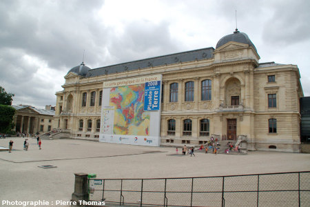 Agrandissement de la carte géologique de France au 1/1 000 000 sur la façade de la Grande Galerie de l'Évolution