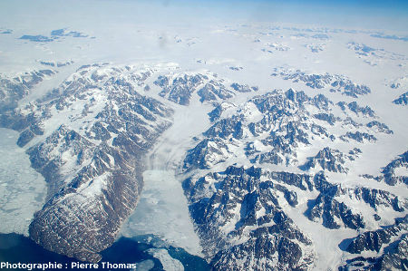 Un glacier de la côte Est du Groenland se jette dans un fjord non recouvert par la brume