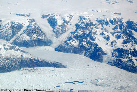Champ plus élargi que l'image 1 montrant la confluence, le fluage et l'écoulement ductile de glaciers, côte orientale du Groenland