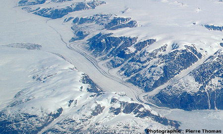 Confluences multiples de glaciers visualisées par leurs moraines, côte orientale du Groenland