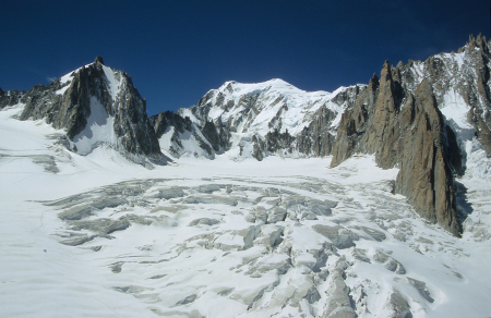 Une zone de formation de séracs vue de l'aval vers l'amont depuis la télécabine de la Vallée Blanche (74)