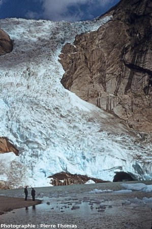 Le glacier Briksdalen (Norvège, 61° 39' 48'' N, 6° 52' 31'' E) se jetant dans un lac, en 1973