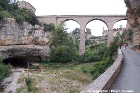La sortie (porche 4) du pont naturel aval de Minerve, Hérault