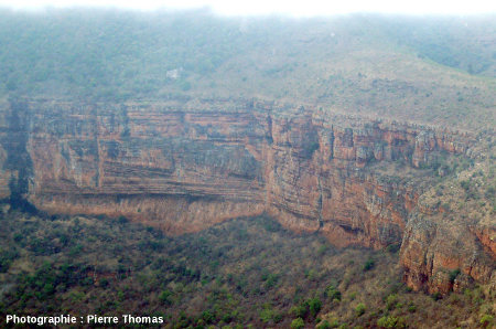 Stratifications obliques dans les grès rouges du super groupe du Transvaal (2,6 à 2,2 Ga), canyon de la Blyde River, Afrique du Sud
