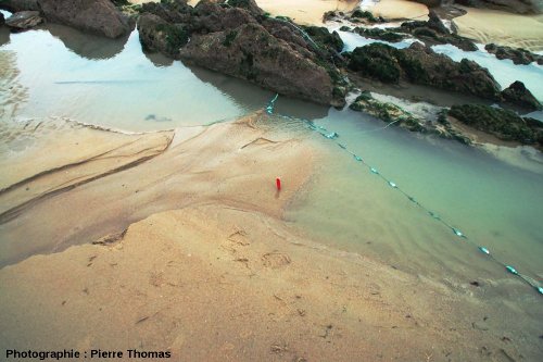Vue d'ensemble du trou d'eau et du mini-delta sur une plage du Cap Gris Nez (Pas de Calais)