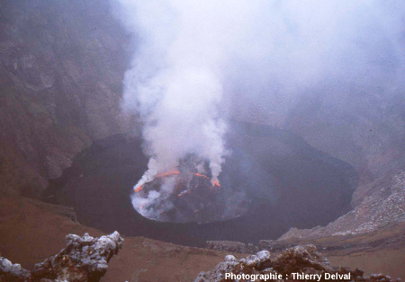Le lac de lave du cratère du Nyiragongo en août 2007 (République Démocratique du Congo)