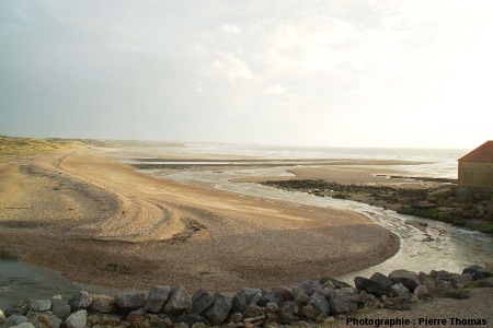 Vue d'ensemble (prise à marée basse) d'un cordon littoral constitué de galets et barrant presque totalement l'estuaire de la Slack (Pas de Calais)