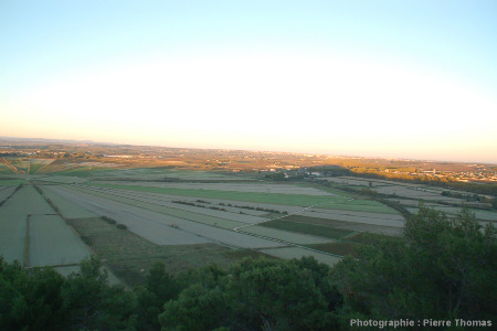 L'étang de Montady (Hérault) au soleil couchant, vu depuis l'oppidum d'Ensérune