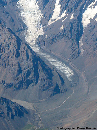 Bandes de Forbes dans la partie aval d'un glacier andin, quelque part entre Santiago (Chili) et Mendoza (Argentine)