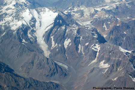 Un glacier andin, quelque part entre Santiago (Chili) et Mendoza (Argentine), présentant des bandes de Forbes