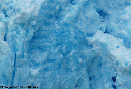 Une portion du front du glacier de San Rafael (Chili), gros plan sur les 2 litages