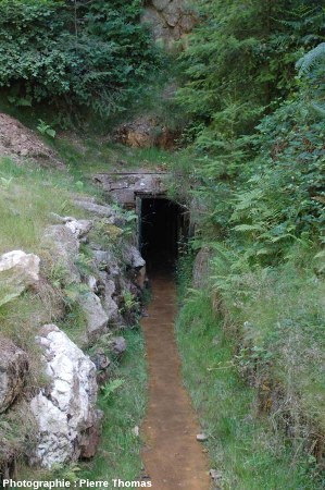Entrée de la galerie ouverte à la visite guidée, mine de la Rodde, Ally (Haute Loire)