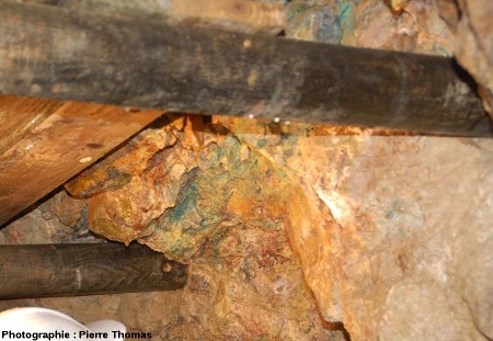 Tache de carbonates de cuivre hydratés dans un filon, mine de la Rodde, Ally (Haute Loire)
