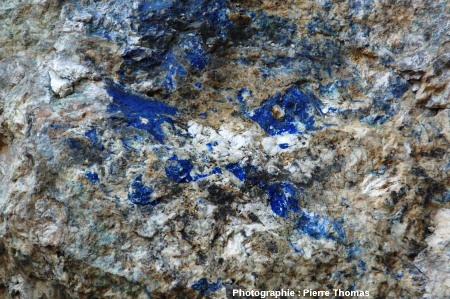 Gros plan sur une tache d'azurite d'un bleu particulièrement intense au sein de barytine, secteur minier de Padern/Montgaillard