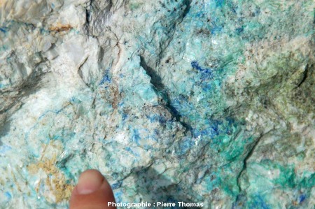 Barytine imprégnée d'azurite et de malachite, minéraux donnant de magnifiques couleurs à cet affleurement, secteur minier de Padern/Montgaillard