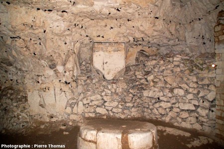 Salle souterraine sommairement aménagée par des murs de soutènement réalisés avec des roches prélevées sur place, cité souterraine de Naours, Somme