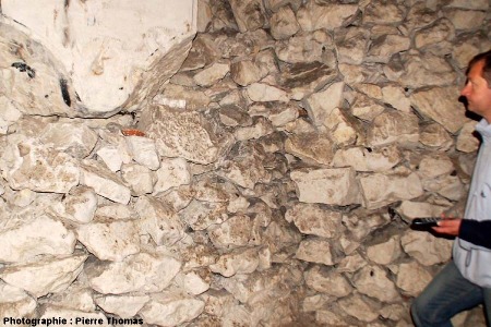 Ammonite dans l'une des pierres de soutènement d'une salle, cité souterraine de Naours, Somme