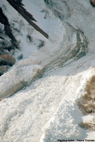 Stries de glissement à la base et sur les flancs d'une avalanche, col du Lautaret (Hautes Alpes)