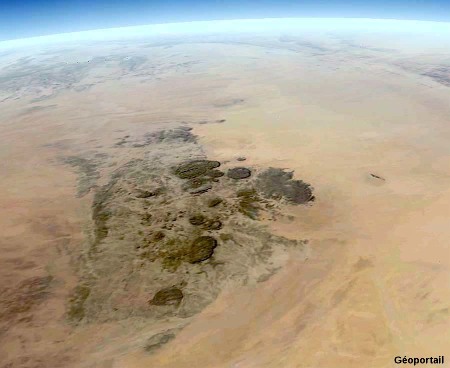 Une dizaine d'intrusions granitiques, massif de l'Aïr au Niger