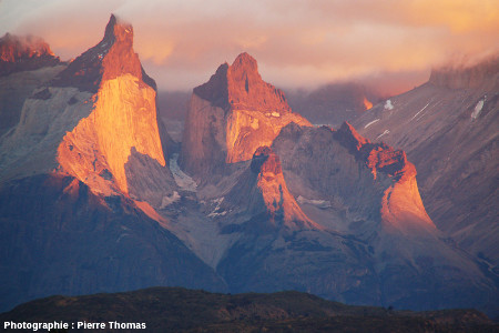 Lever de soleil sur le granite de Torres del Paine, Patagonie chilienne
