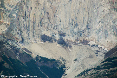 Détail des enclaves isolées de la base de l'intrusion granitique de Torres del Paine (Chili)