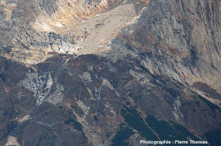 Détail d'une accumulation d'enclaves à la base de l'intrusion granitique de Torres del Paine (Chili)