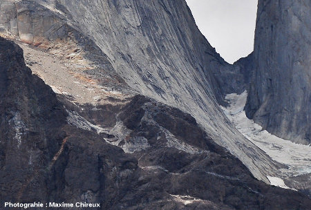 Détail d'une accumulation d'enclaves à la base de l'intrusion granitique de Torres del Paine (Chili)
