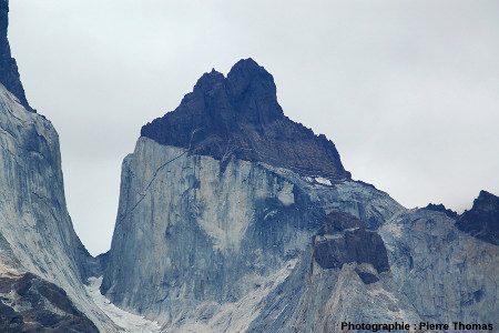 Pic de granite surmonté du toit crétacé, intrusion granitique de Torres del Paine (Chili)