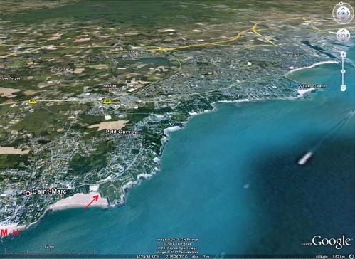Localisation de la plage de la Courrance et de son granite (flèche) sur une vue Google Earth