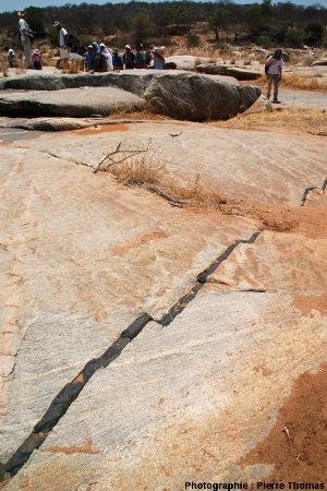 Vue globale du dyke décalé de la figure précédente, lit de la Sand River, Afrique du Sud