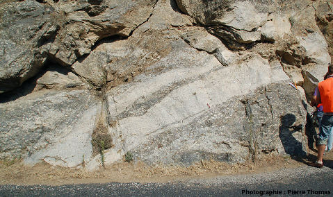 Figures de mélange entre deux magmas granitiques, l'un ayant donné un granite porphyroïde relativement sombre et l'autre un leucogranite très clair, les Albas, commune de Felluns (Pyrénées Orientales)