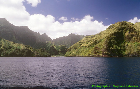 Vue d'ensemble de la Baie des Vierges, île de Fatu Hiva (Polynésie Française)