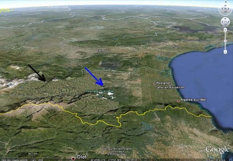 Localisation des affleurements du granite de Quérigut-Millas, Puyvalador (flèche noire) et Vinças (flèche bleue)