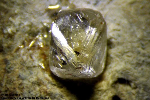 Diamant octaédrique sur kimberlite