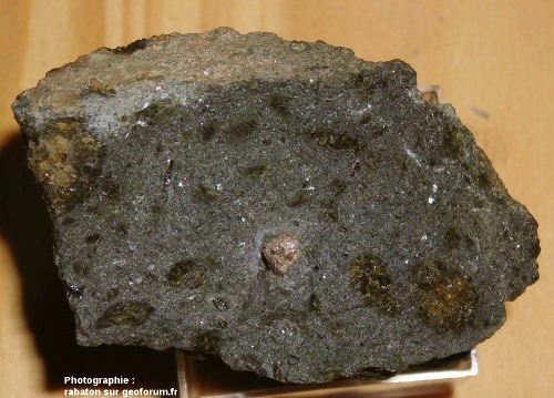 Échantillon de kimberlite avec un diamant poly-cristallin