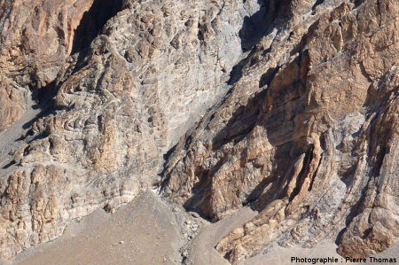 Zoom sur un ensemble de plis complexes, en rive gauche de la vallée de Sarchu, Himalaya, Ladakh (Inde)
