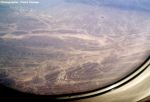 Vue aérienne oblique sur un pli, quelque part à l'Ouest de la frontière irano-pakistanaise, chaîne du Makran, Iran du Sud-Est