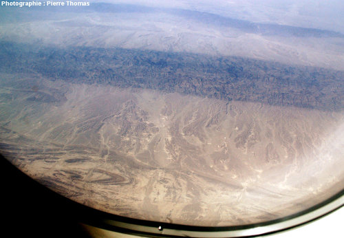 Vue aérienne oblique sur un synclinal, quelque part à l'Est de la chaîne du Makran, Pakistan du Sud-Ouest.