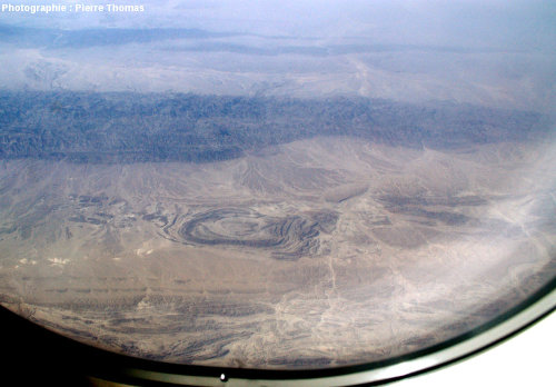 Vue aérienne oblique (75 mm) sur un synclinal, quelque part à l'Est de la chaîne du Makran, Pakistan du Sud-Ouest