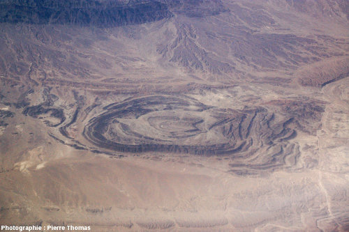 Vue aérienne oblique (200 mm) sur un synclinal, quelque part à l'Est de la chaîne du Makran, Pakistan du Sud-Ouest