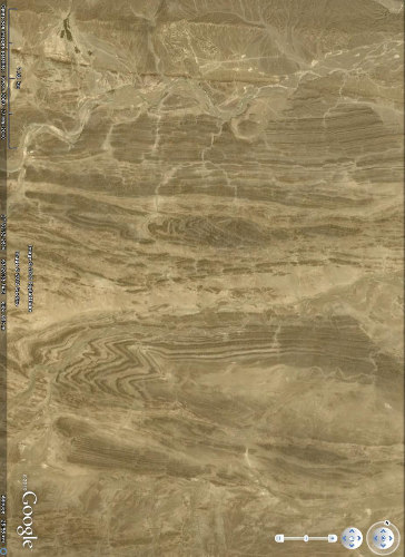 Image Google Earth « verticale » montrant plis (moitié inférieure de l'image) et décrochements (moitié supérieure de l'image), chaîne du Makran
