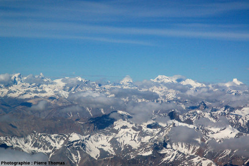 Hauts sommets himalayens barrant l'horizon, à environ 70 km au Sud de Leh (Inde)