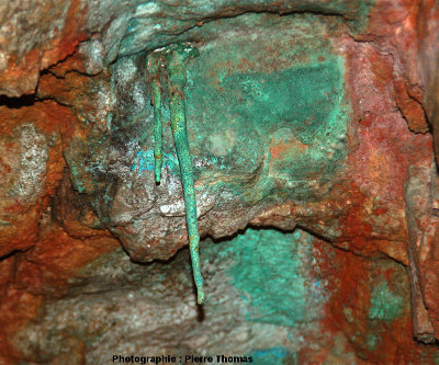 Stalactites de malachite, ancienne mine de cuivre du Cap Garonne, Le Pradet, Var